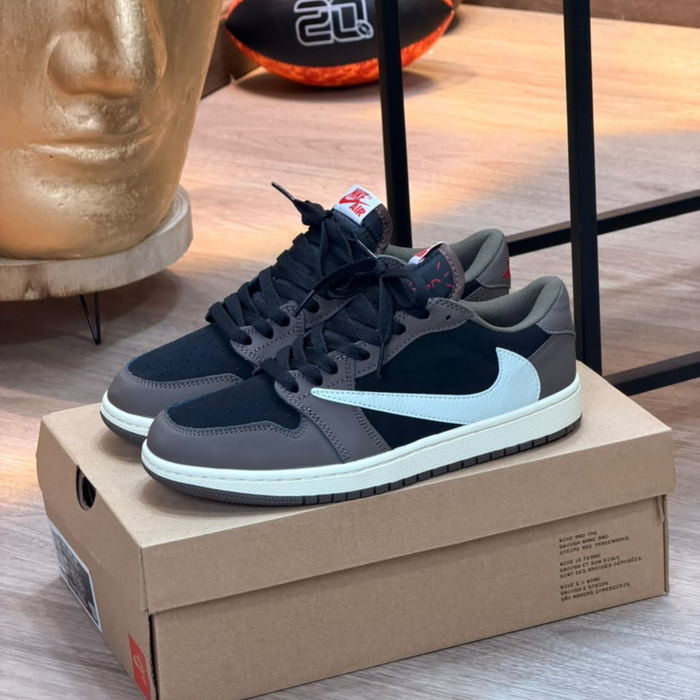 Nike Travis Café