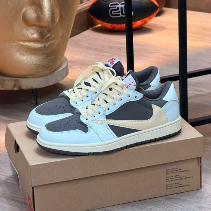 Nike Travis Café