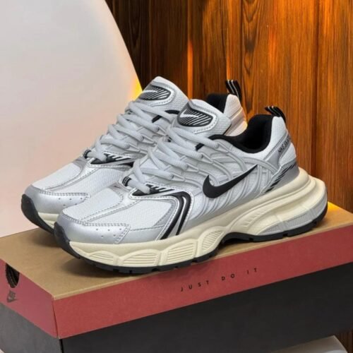NIKE SKATE NGRO/PLATA