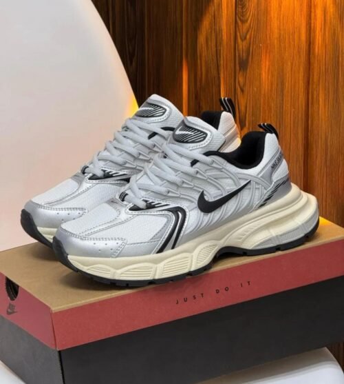 NIKE SKATE NGRO/PLATA