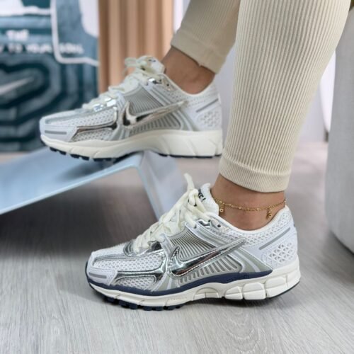 NIKE VOMERO PLATA