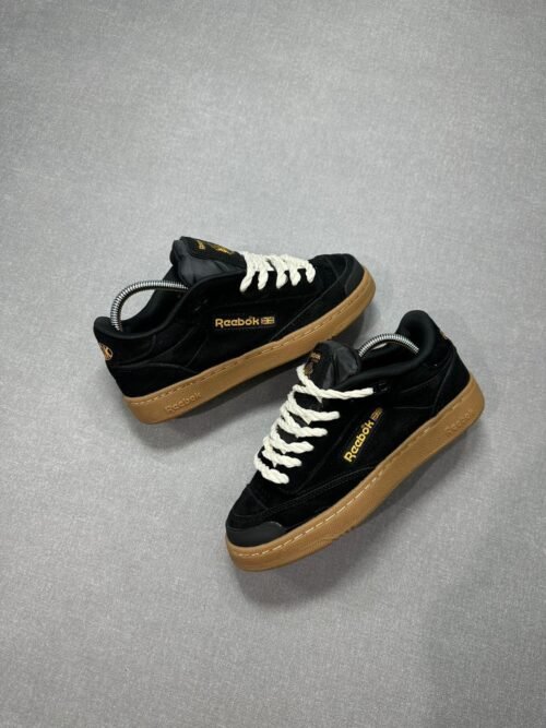 REEBOK NEGRA SUELA EN GOMA