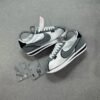 NIKE CORTEZ PLATA CON ACCESORIOS