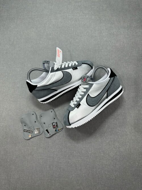 NIKE CORTEZ PLATA CON ACCESORIOS