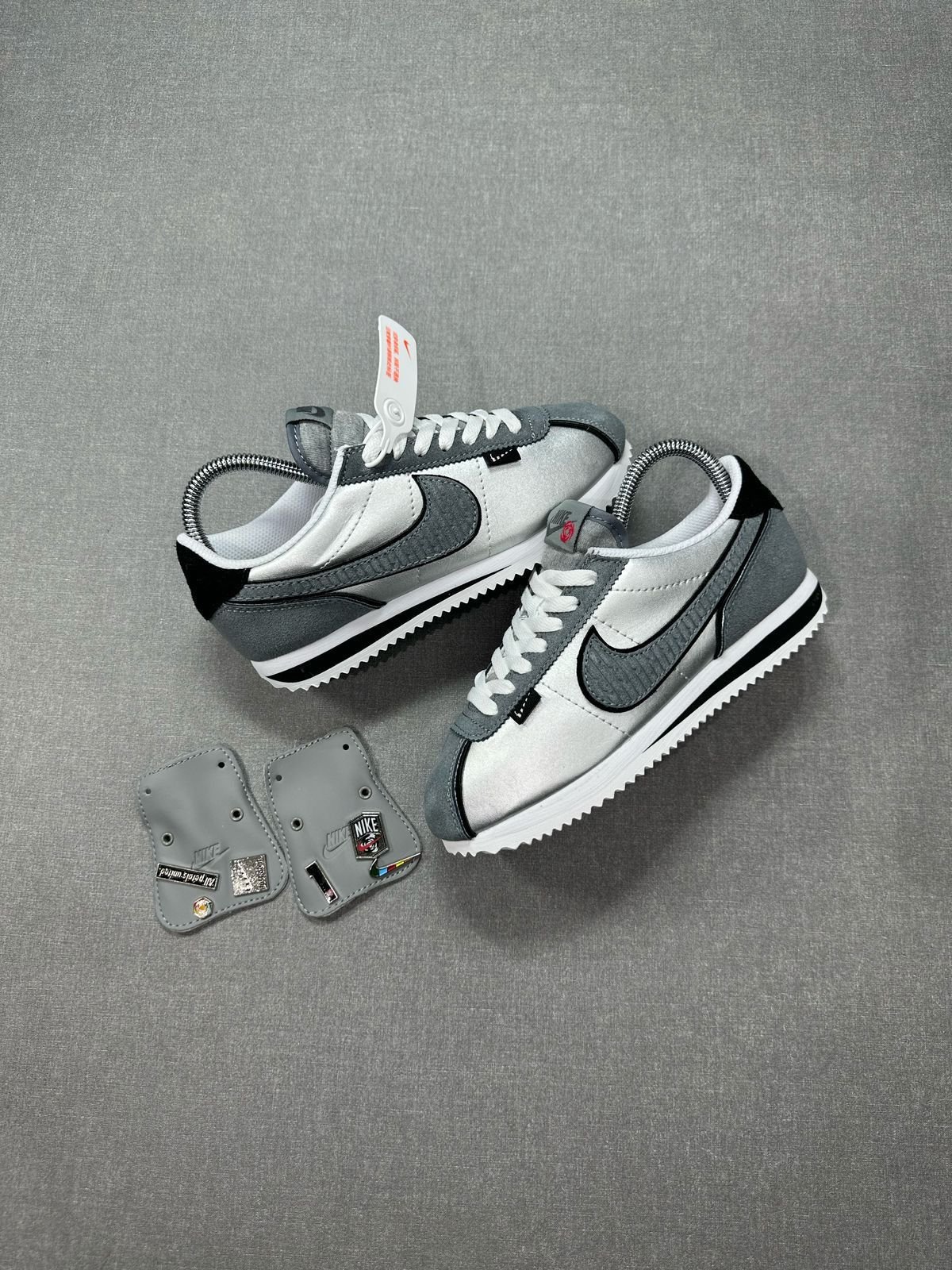 NIKE CORTEZ PLATA CON ACCESORIOS – Anval Sneakers