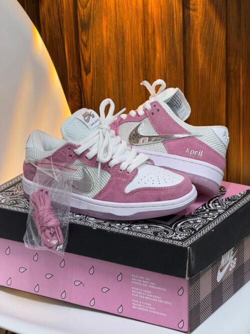 NIKE SB DUNK LOW FUCSIA