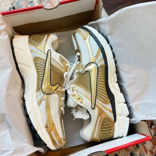 NIKE VOMERO ORO