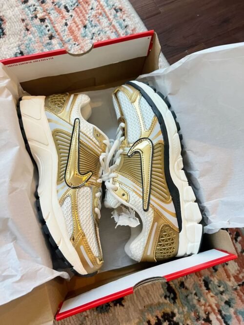 NIKE VOMERO ORO