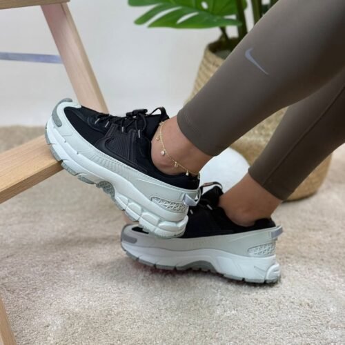 NIKE VOMERO 5 ROAM NEGRO
