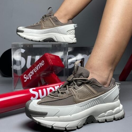 NIKE VOMERO 5 ROAM CAFÉ