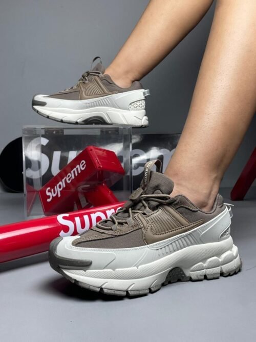 NIKE VOMERO 5 ROAM CAFÉ