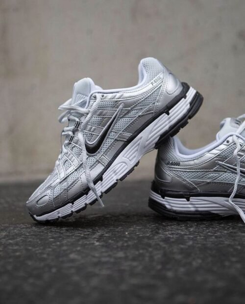 NIKE P-6000 GRIS PLATA