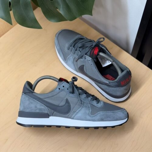 NIKE INTERNATIONAL GRIS