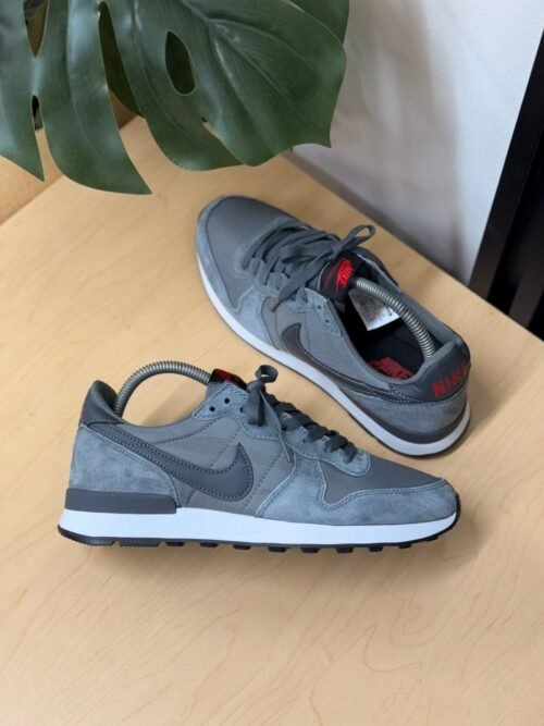 NIKE INTERNATIONAL GRIS