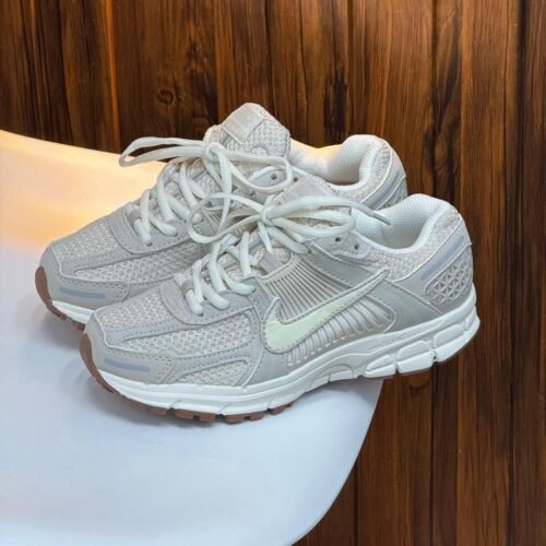 NIKE VOMERO BEIGE