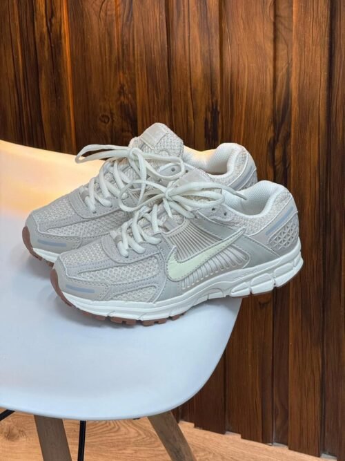 NIKE VOMERO BEIGE