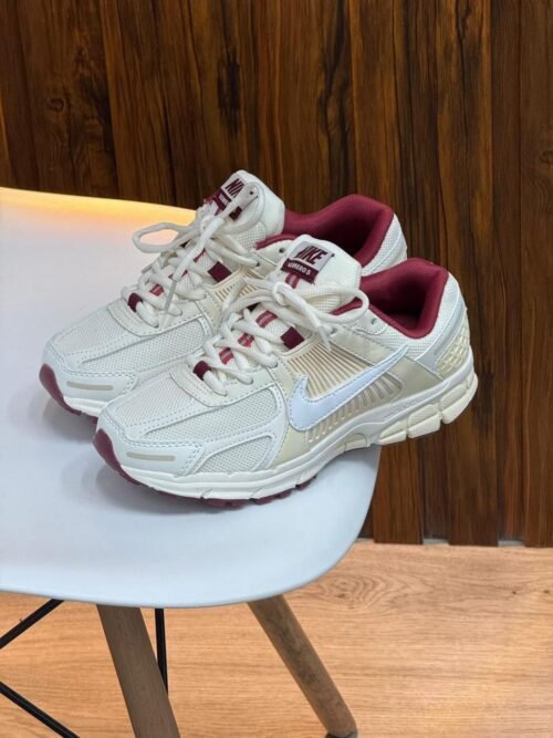 NIKE VOMERO ROJO BEIGE