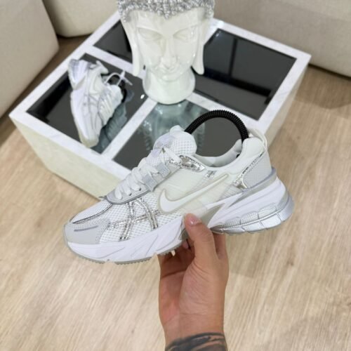 NIKE V2K BLANCO PLATA