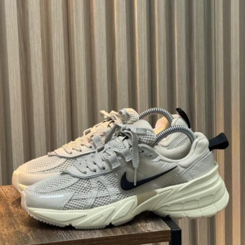 NIKE V2K BEIGE CHULO NEGRO