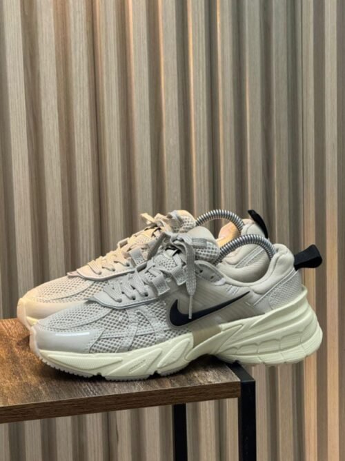 NIKE V2K BEIGE CHULO NEGRO