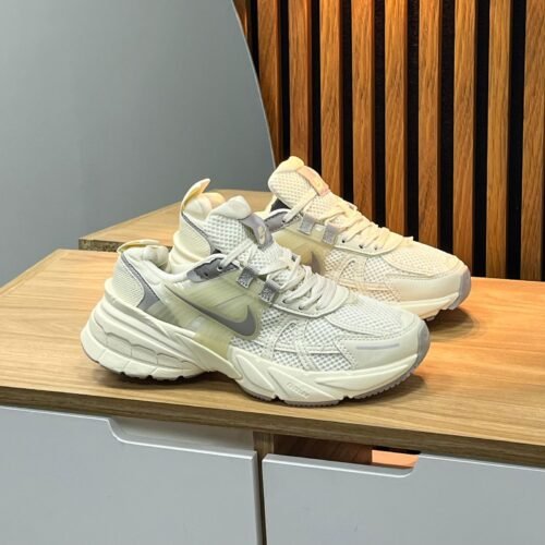 NIKE V2K BEIGE CHULO GRIS